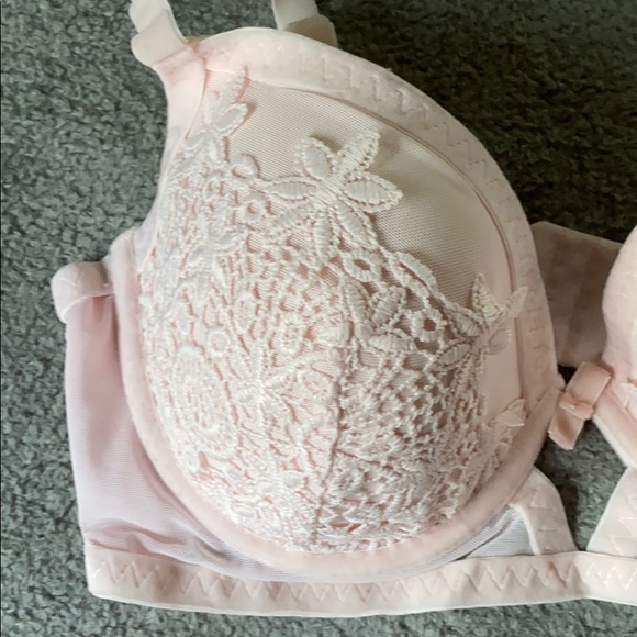 🎊 2/$30 VENUS Light Pink Bra - Picture 2 of 5